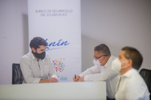 Alcalde Fredy Saldarriaga firmó convenios con Banco de Desarrollo del Ecuador