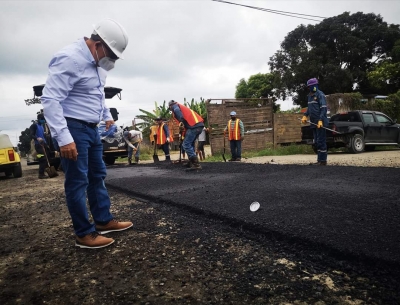 Continúa asfaltado en calles en Tonsupa