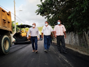 Municipalidad de Atacames asfaltó calle ‘Los Tulipanes’